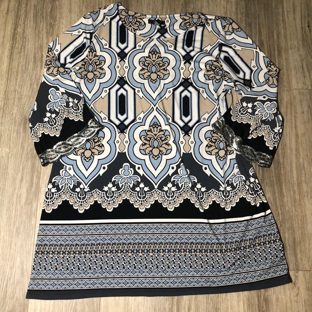 Multicolored shirt with quarter length sleeves